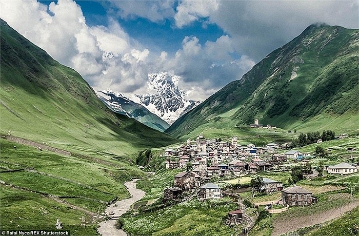 Toàn cảnh ngôi  làng cao nhất châu Âu, làng Ushguli (Georgia).